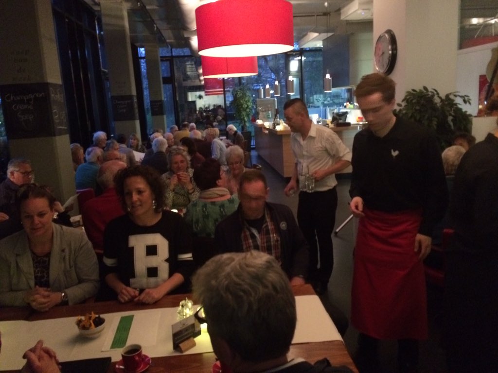 PeterCKemp's tweet photo. Avond met verwanten over innovatie bij PhiladelphiaNL. In #denwittenhaan. Bruist van energie. https://t.co/ZsiQtkqbfl