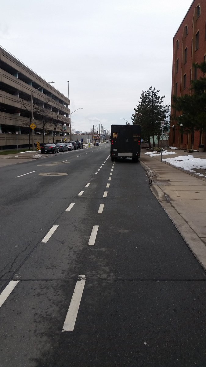 bikehounds's tweet photo. Glad to see the UPS Lane cleared of snow #upslane #fedexlane @UPSHelp #screwcyclists https://t.co/sIXX1g1Aok