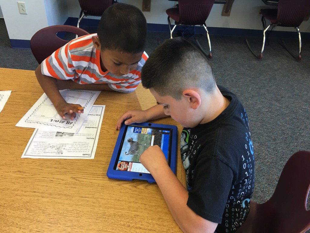 alliereadsbooks's tweet photo. App smashing in the library! #avcato #lovingmylibrary https://t.co/NHP3buFpWK