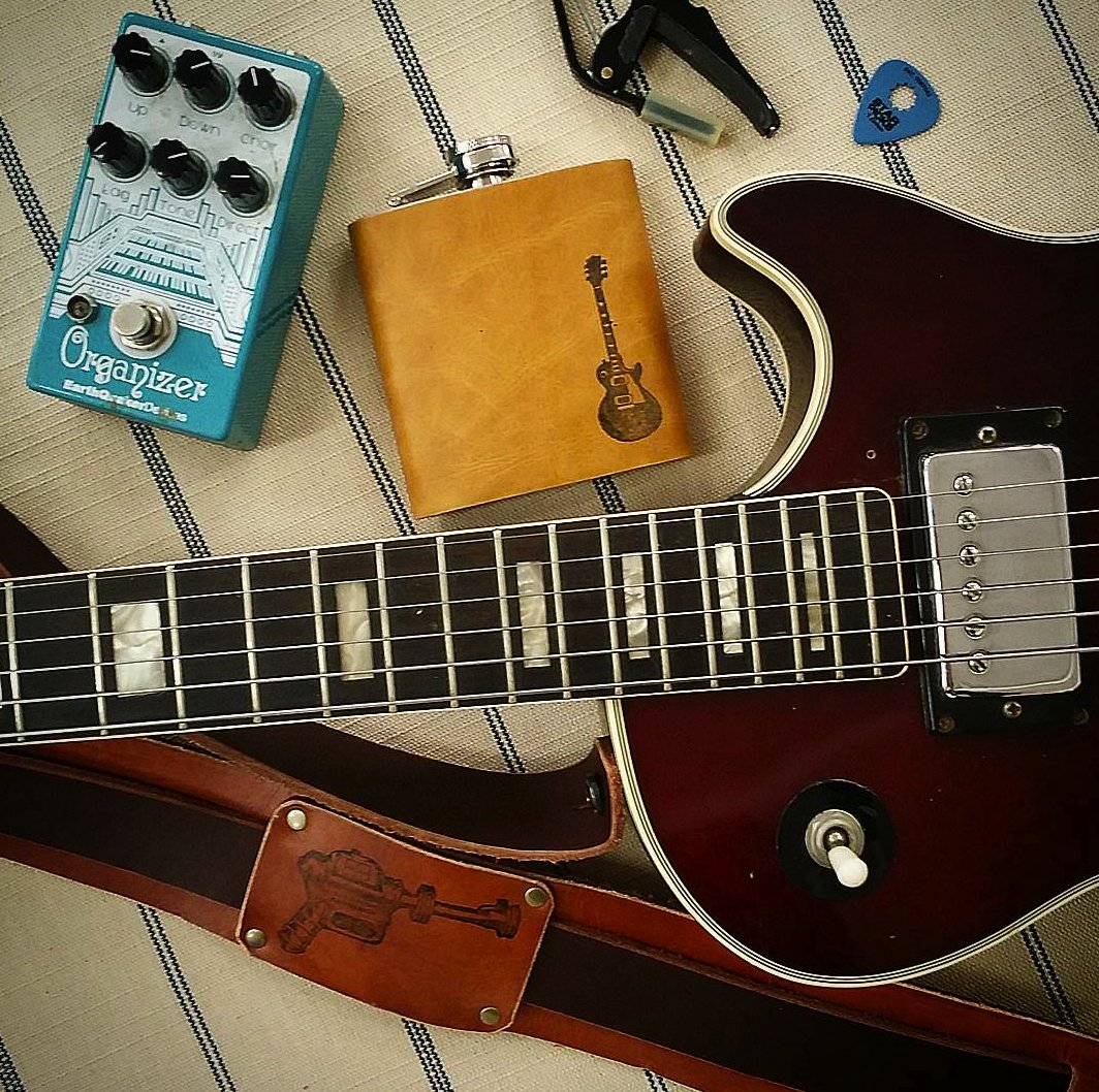 inbluehandmade's tweet photo. thanks @HGTR for letting us borrow your guitar for this photoshoot! #RockAndRoll #indierock #Etsy https://t.co/FCKVSgYvJS