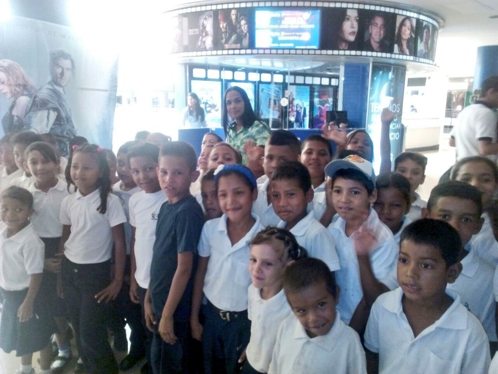 djdavid_'s tweet photo. @lizadefiguerasr @JFigueraPSUV regalan a los niños d la escuela #FelipeWalker una #TardeDeCine Regalando sonrisas https://t.co/HZzm2pDkFg