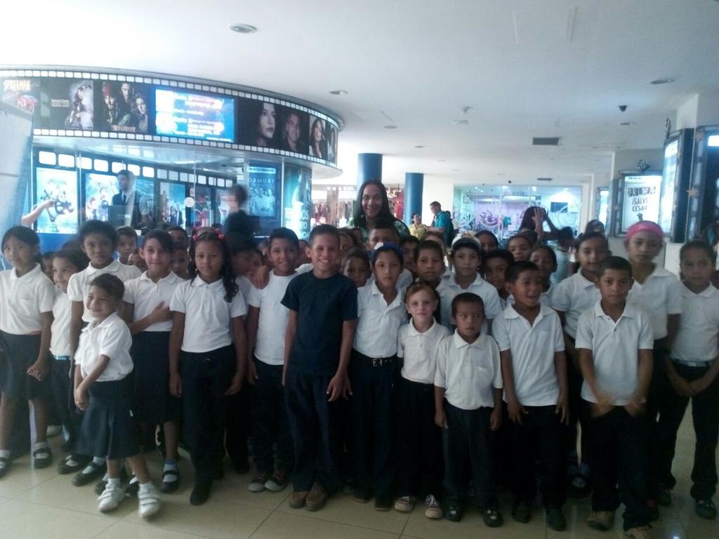 djdavid_'s tweet photo. @lizadefiguerasr @JFigueraPSUV regalan a los niños d la escuela #FelipeWalker una #TardeDeCine Regalando sonrisas https://t.co/HZzm2pDkFg