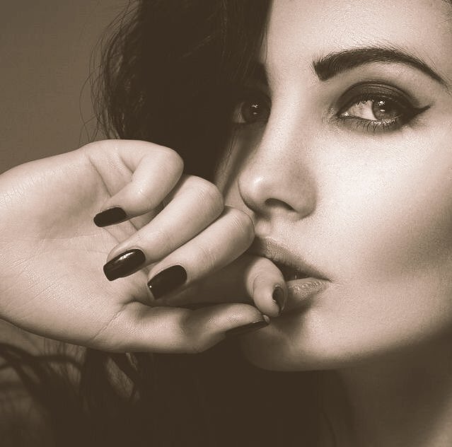 لا أقتنعَ بـ العيونَ المِلّونةَ .. فَ لم أجدُ مِثلَ عِمقْ السَوادِ وسِقوطة »