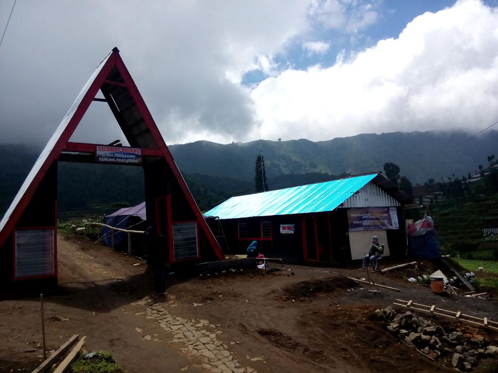 Prau_dieng's tweet photo. my home!! basecamp prau dieng yg baru pindah sbelah SLTP 
@Pendak1ndonesia @PetualangINA @infogunung @BackpackerINA https://t.co/Pjfsh6ZNpP
