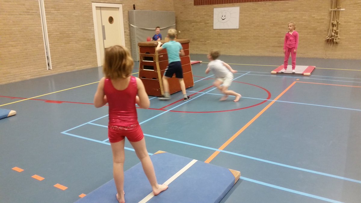 1/2 lopers. Gooiers proberen lopers raak te gooien vanaf mat.