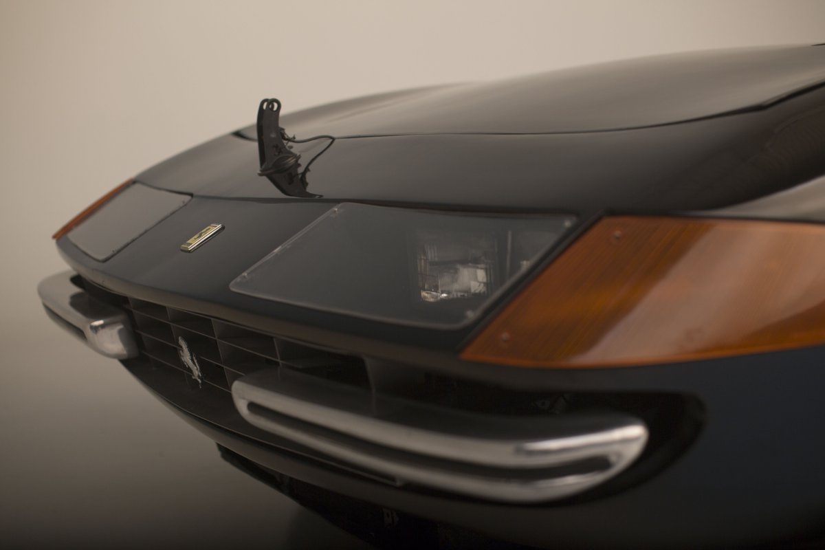GenAutoTV's tweet photo. Early #FerrariDaytonas "behind the glass" headlights were removed in '71 in favor of retractable pop-up headlights https://t.co/E6GYX3FFZa