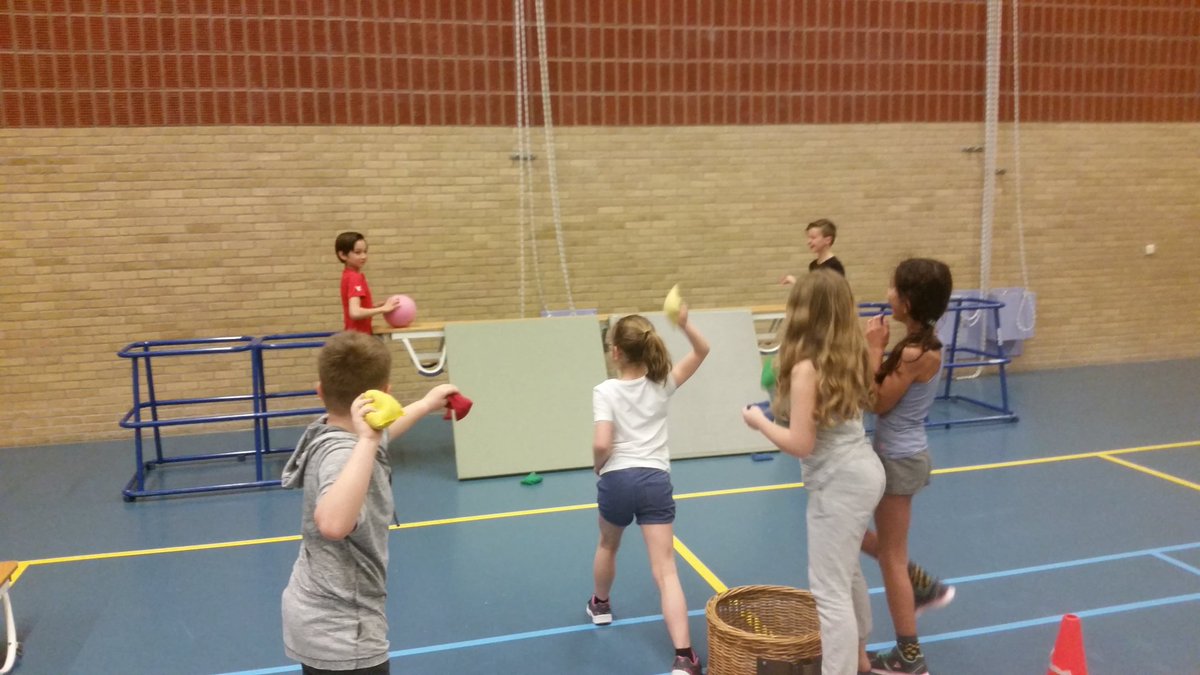 2-tal rolt bal zo vaak mogelijk over. 4-tal probeert de bal met pittenzakken te raken. Geraakt is nieuw tweetal