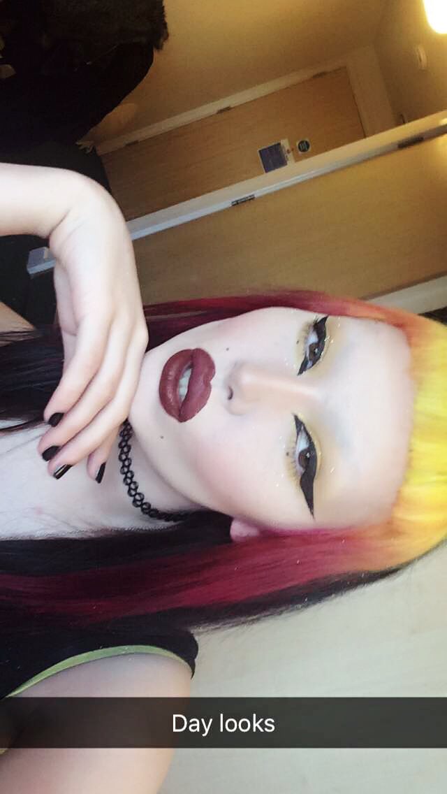 boosutcliffe's tweet photo. New hair who dis? 💛🍹💋 https://t.co/xH0ZwKwPHc