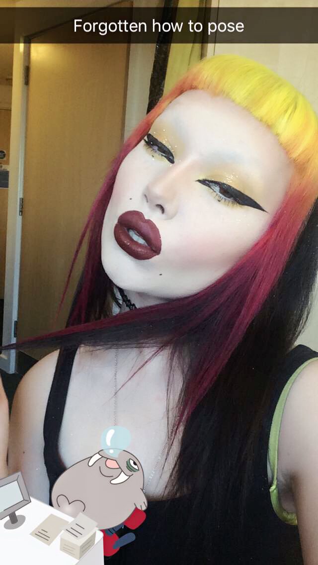boosutcliffe's tweet photo. New hair who dis? 💛🍹💋 https://t.co/xH0ZwKwPHc