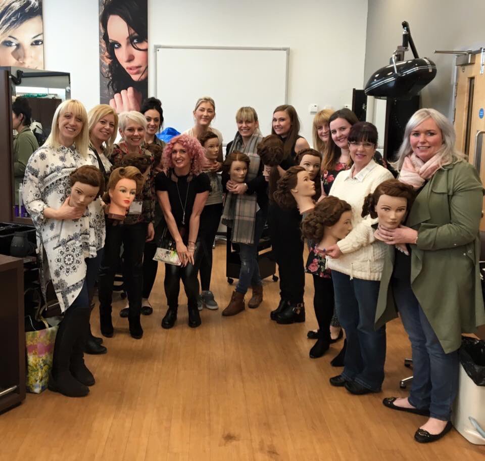 shelleylane_'s tweet photo. The best stylists never stop learning 👏🏻 DM me to know more about my Hair Up education courses #HairHour @Hair_Hour https://t.co/kdOb2kLm0Z