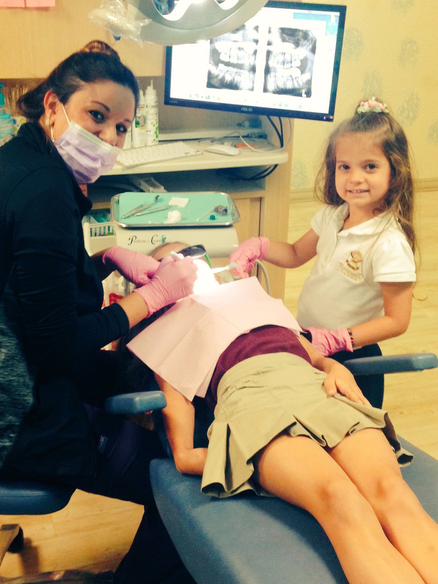 Bmpmagicdocs's tweet image. We love when sisters help assist! #miniassistant #dentistinthemaking #pediatricdentisty #bmpmagicdoctora