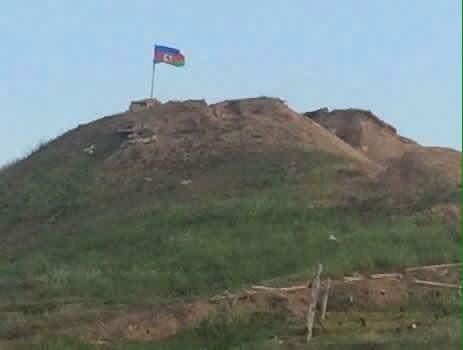 SamirAsadli's tweet photo. #Azerbaijan Army raising the flag on the freed  "Lele tepe" Height of Fuzuli
#NKpeace #Karabakh #Cebhe  #KarabakhNow https://t.co/53bMb9wR6N