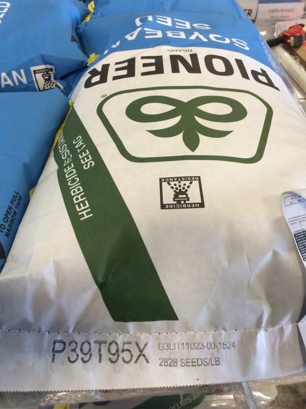 PioneerSeeds's tweet photo. RT @thilt88 1st Pioneer XTend Soybeans n the building! Lookout! #P39T95X #Plant2016 https://t.co/1JjyUcbVA3 https://t.co/64UKCzVrcq