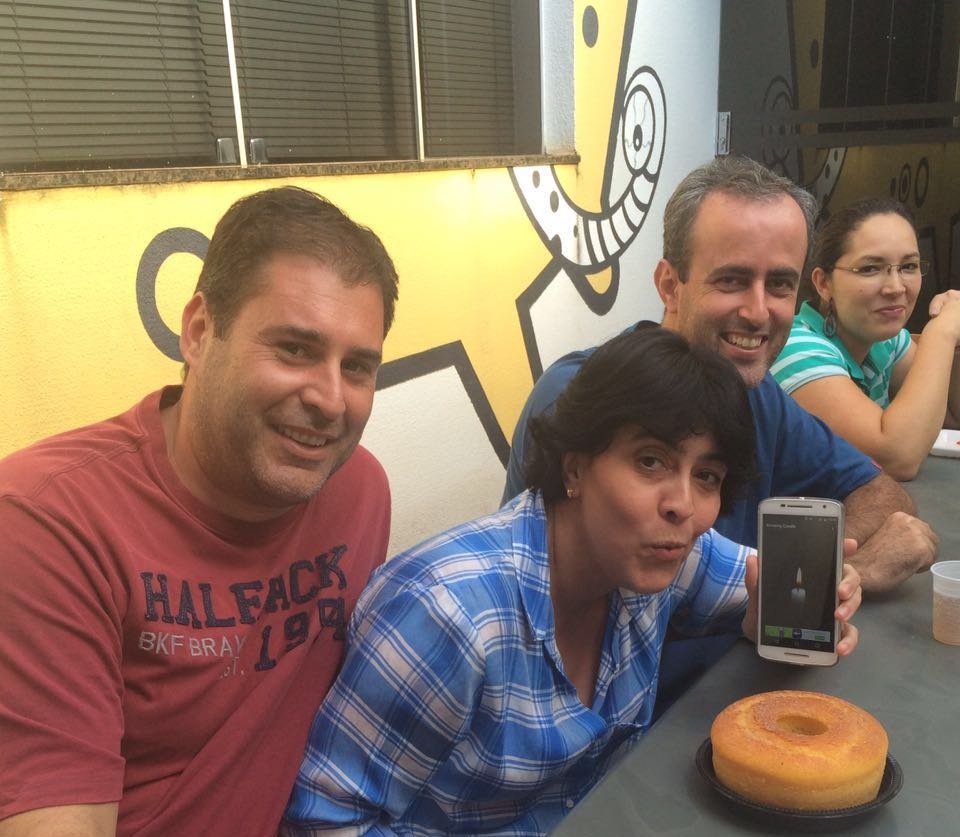 KelenPaiva's tweet photo. Obrigada Leleco pelo bolo,  Zezé pelo Guaraná e a tecnologia pela vela virtual #arianday #rbrothers https://t.co/e6VGba0xMT