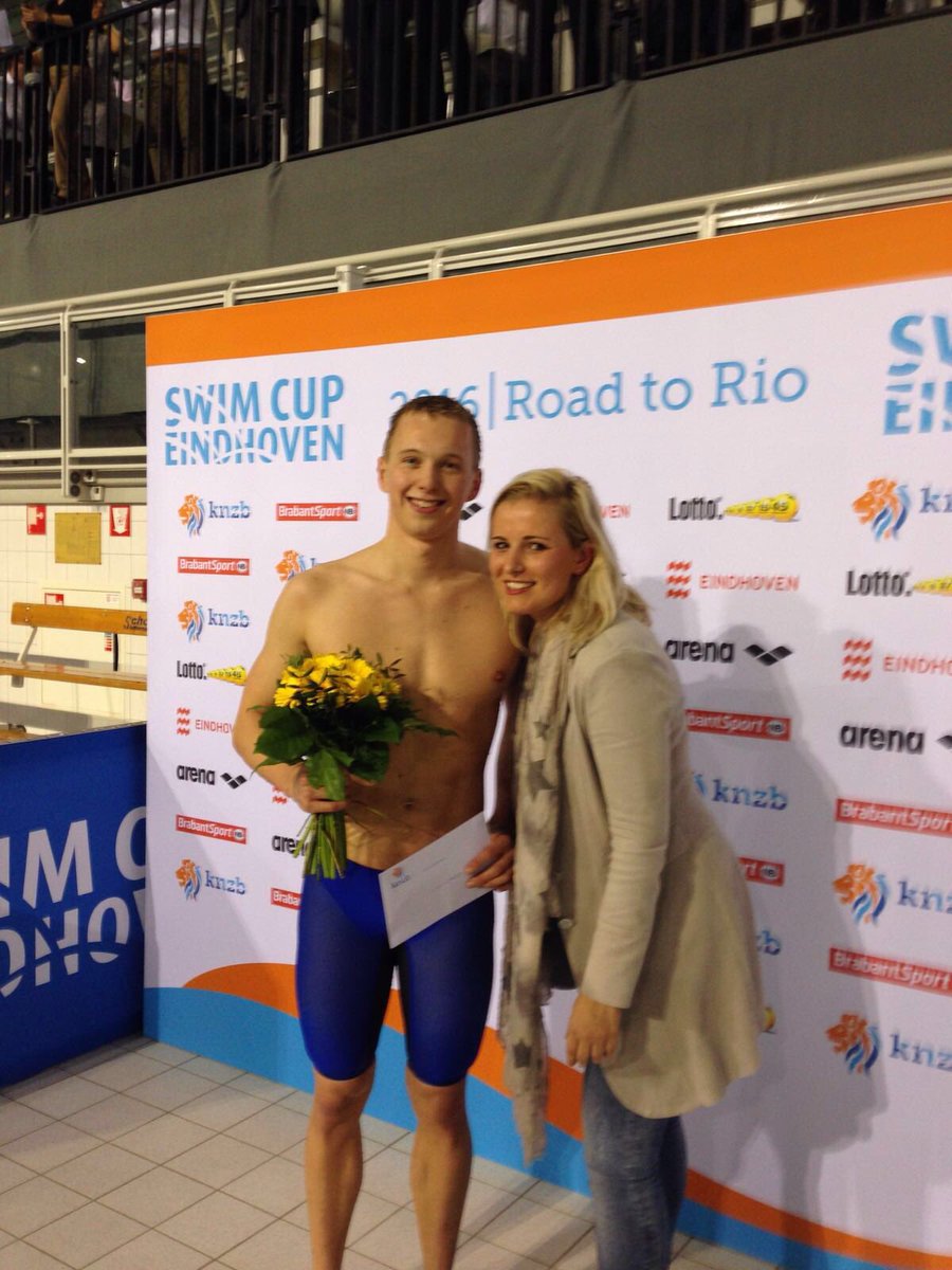 Nederlands kampioen, Gefeliciteerd @Maarten__B! Collega <a href="/SteffieKoopmans/">Steffie Koopmans</a> mocht de prijsuitreiking doen! #SwimCup