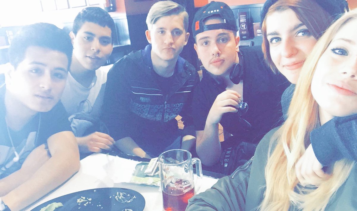 virginiarlpz's tweet photo. Mi gente y los que faltan ❤️ @k3v1n7 @adrianticule @AlbertoSM23 @TheOutLaw97x #Kenji #Elvira #Alex #Iñaki https://t.co/M3LIrZjVPh