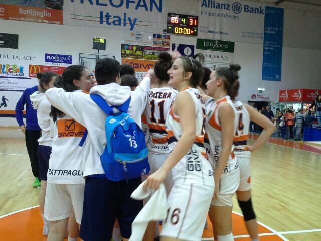 PB_1963's tweet photo. LIVE U18
#treofanlady vs Napoli, 66-31 il finale.
Domani atto conclusivo alle 20:30 contro Ariano. #forzaladies https://t.co/UtX5PHO8Zu