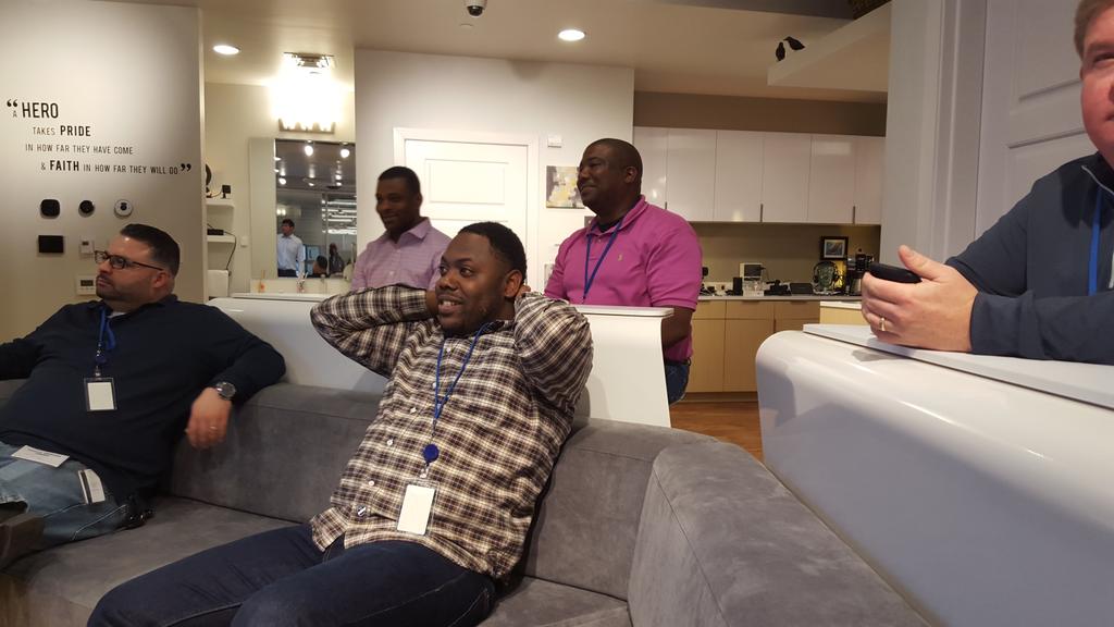 ObiQuinnKnabe's tweet photo. @SprintTAG Market Managers visiting the Tech Expert center. #leadwithplus @HollyJoyRamos https://t.co/gtyJz1vHeU