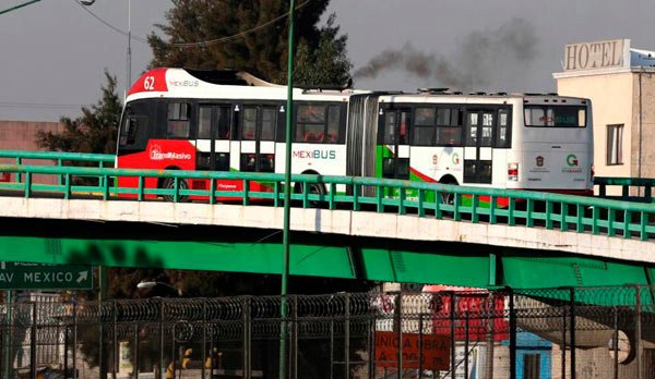 anonopshispano's tweet image. Mientras tanto en #Ecatepec (fotos de Leslie Pérez / 24 horas) #Mexibus