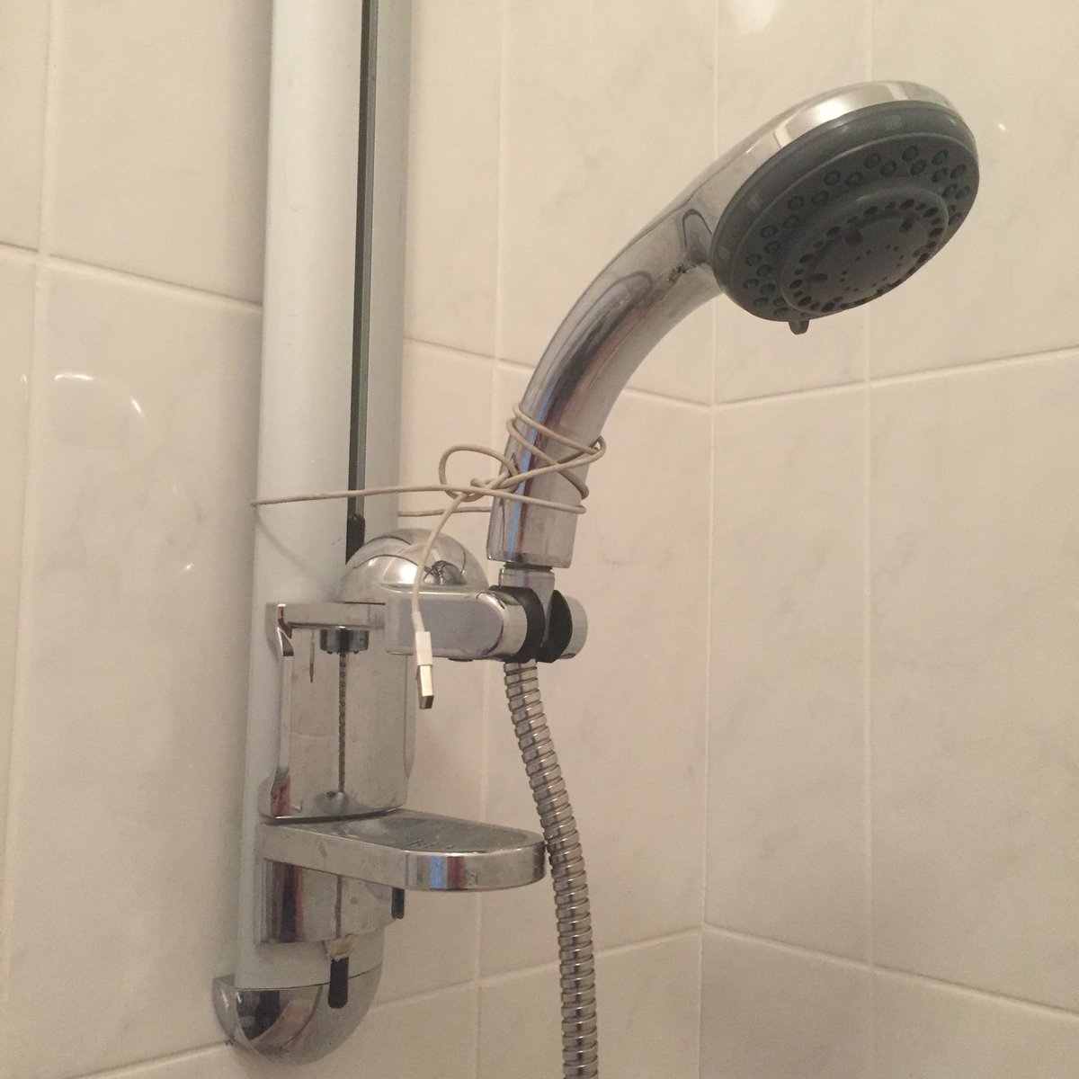 LewysTheo's tweet photo. This is #44 of 101 Uses for an #iPhone charger! #noexpense spared at this hotel! #DIY #extremediy https://t.co/0H4WiwV7mC