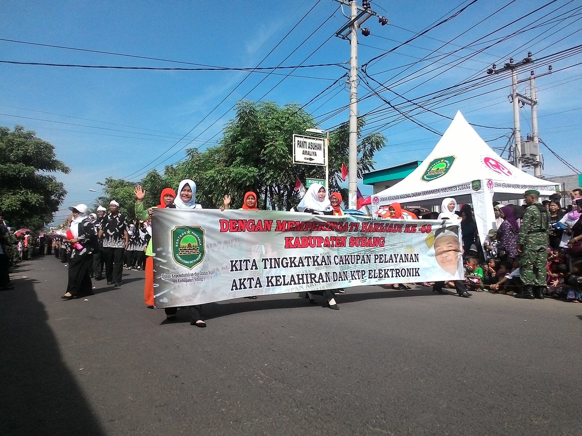 subangtalkcom's tweet photo. Pawai Alegoris #68thSubang dari Disdukcasip #Suban68erkarya #dariSubangUntukDunia https://t.co/Qnt2stu3mC