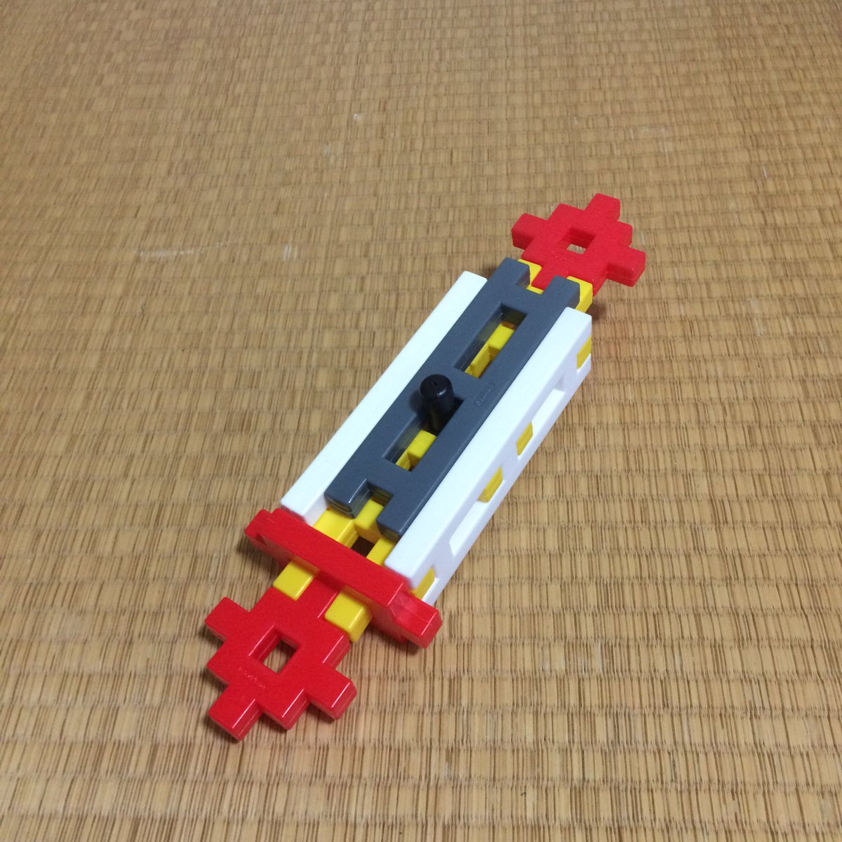 しいたけ ニューブロック New Blocks 戦車の作り方 胴体完成 まんなかの穴に黒い棒を刺すのを忘れずに 左画像は上から 右は裏返して見た図 T Co Ymrzlnexxv しいたけ ニューブロック New Blocks 戦車の作り方 胴体完成 まんなかの穴に黒い棒を刺すのを忘れずに 左画像は上から 右は裏返して見た図 T Co Ymrzlnexxv