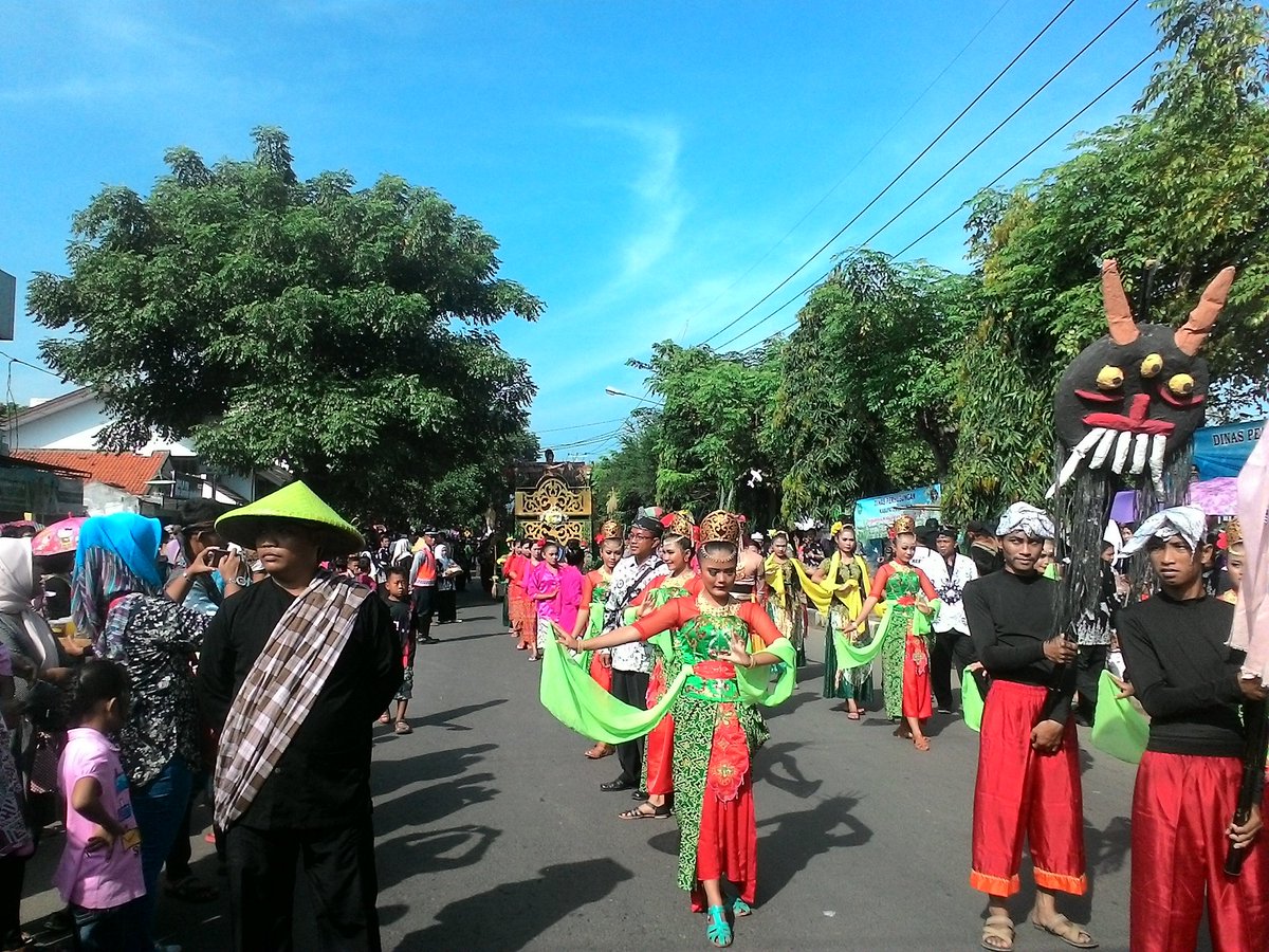 subangtalkcom's tweet photo. #68thSubang dari Disdik menampilkan seni tradisional https://t.co/LjOFPtOTso