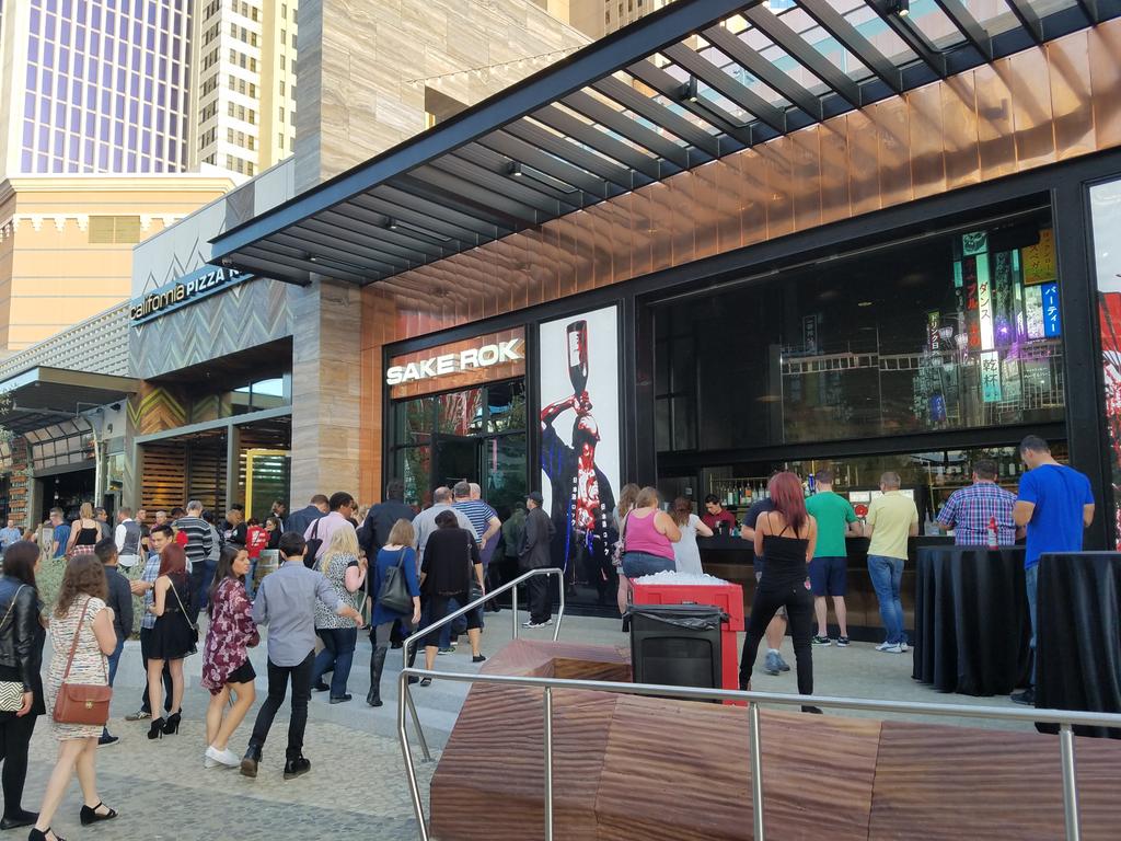 ManTripping's tweet photo. And now it's time for @SakeRokLV! #ThePark #MenWhoBlogLV https://t.co/dDTt5bspDO