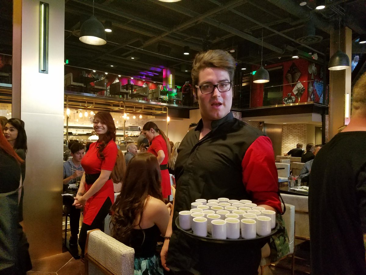 ManTripping's tweet photo. And now it's time for @SakeRokLV! #ThePark #MenWhoBlogLV https://t.co/dDTt5bspDO