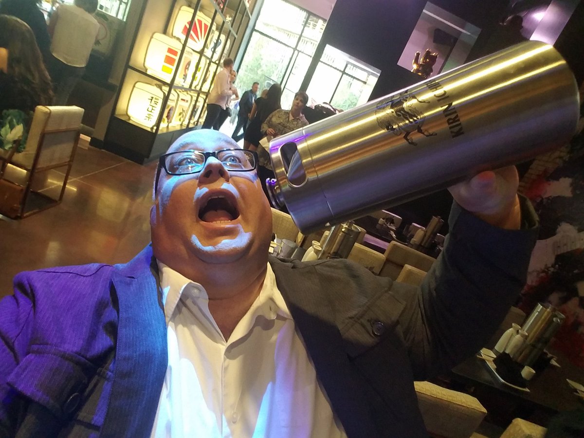 ManTripping's tweet photo. Let's get this party started! @SakeRokLV #ThePark #MenWhoBlogLV #Vegas https://t.co/5we3Ngb3VL
