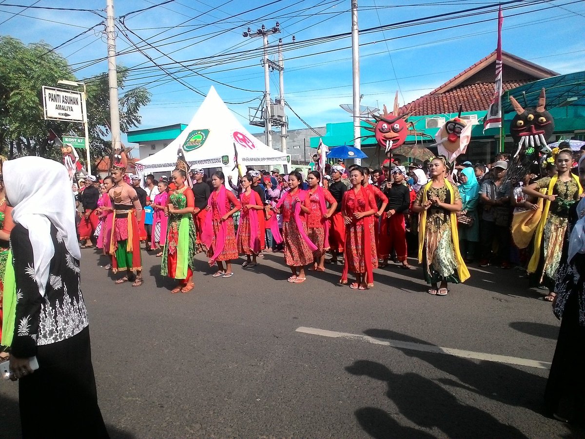 subangtalkcom's tweet photo. #68thSubang dari Disdik menampilkan seni tradisional https://t.co/LjOFPtOTso