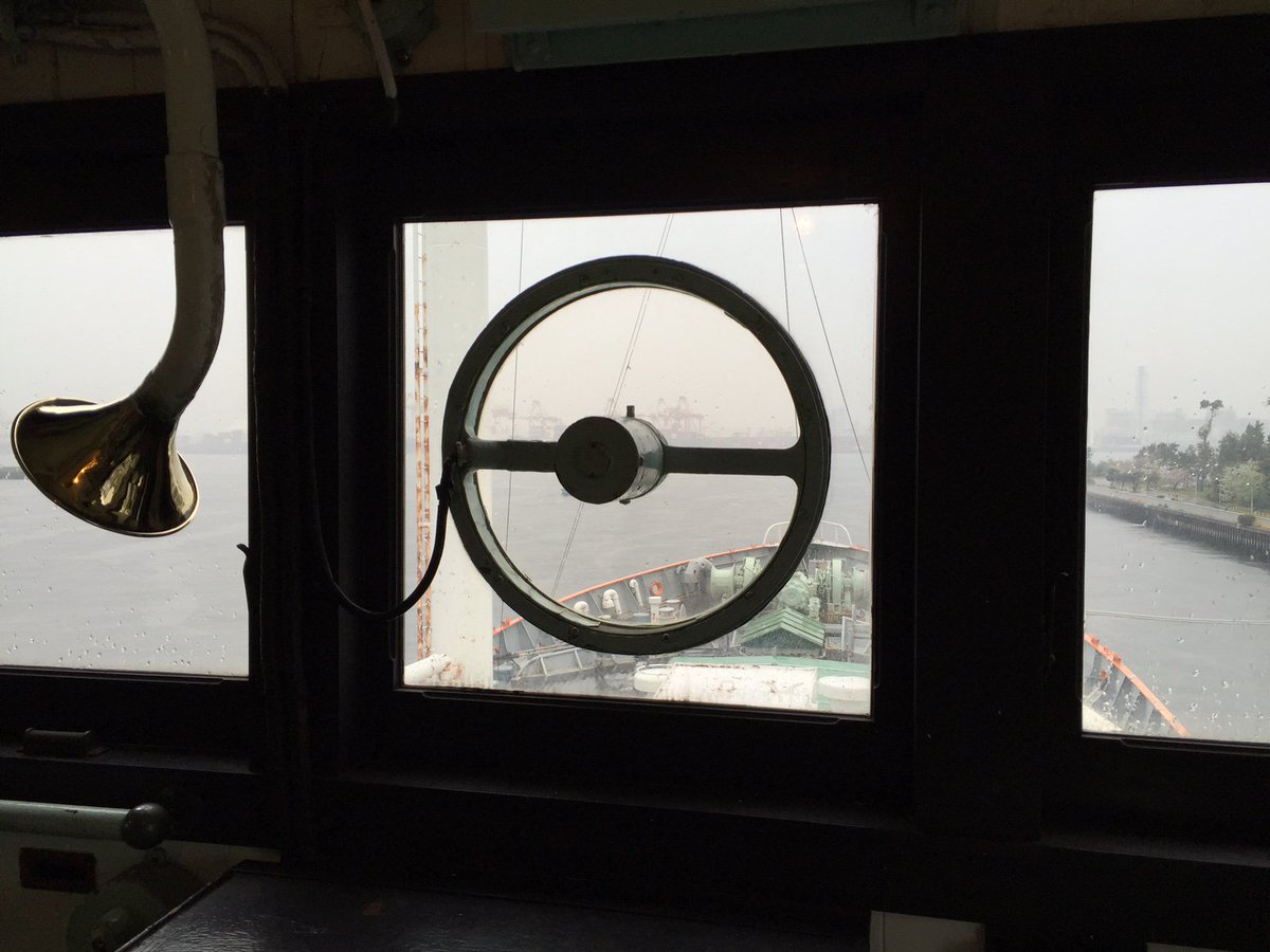 船の科学館 雨ですね こんな日は船も視界が悪いです そこでご紹介するのがこの 回転窓 です その名の通り窓が回転して水滴を飛ばすので 前が見えます 写真は宗谷についているものです 残念ながらもう回りませんが T Co Qy6j6rsssj