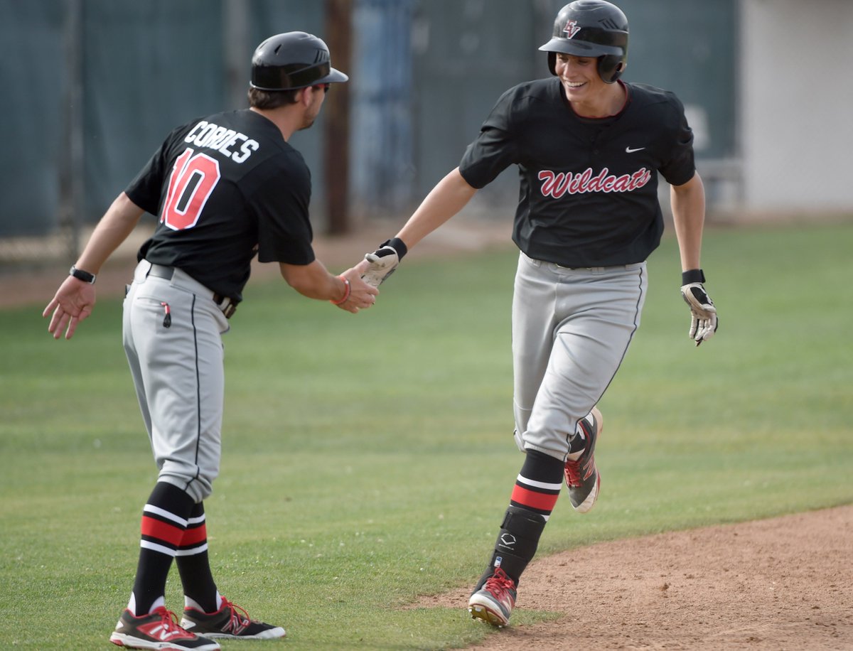 jvalenzuelapix's tweet photo. Photo:https://t.co/NsB7YMCZu0
#REVbaseball pitcher R.Silva (#8) was dealing today against #Redlands. REV wins 9-0. https://t.co/UB6x7WfVdd