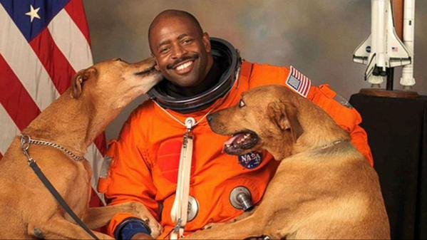 HighTechPanda's tweet photo. Astronaut Leland Melvin let his dogs join him for his official portrait https://t.co/Ws3fVp4F3n