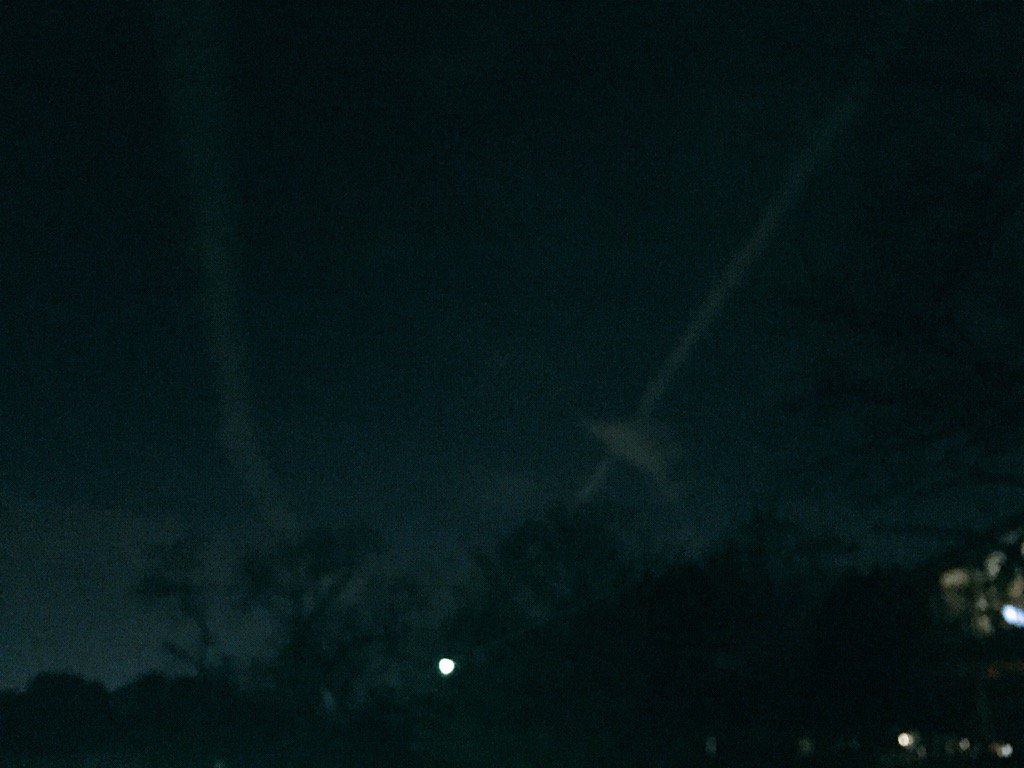 fatbellybella's tweet photo. Over house Last night in the sky: long smoke clouds.
Too wide 2b airplane trails. 
This morn we all had itchy eyes. https://t.co/5SqPOaGMPY