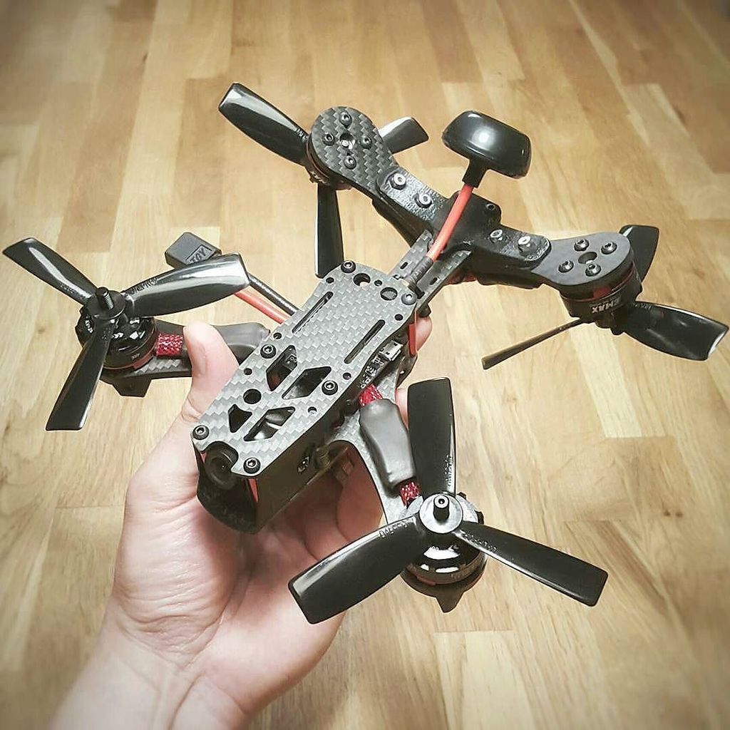 Dronesque_'s tweet photo. A quad copter that looks like a tri. Fucking bet it'll rip balls (#dronesque)
Pilot is the… https://t.co/WGMvFtOknh https://t.co/jynTwdMkqa