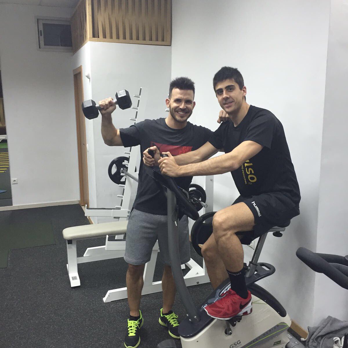 balonmanosalle's tweet photo. Hoy @OSCAR4GS y @tomihp pasaron por @Pulso2ep para aumentar su rendimiento físico y mejorar de sus molestias https://t.co/5KIqEZwqkL