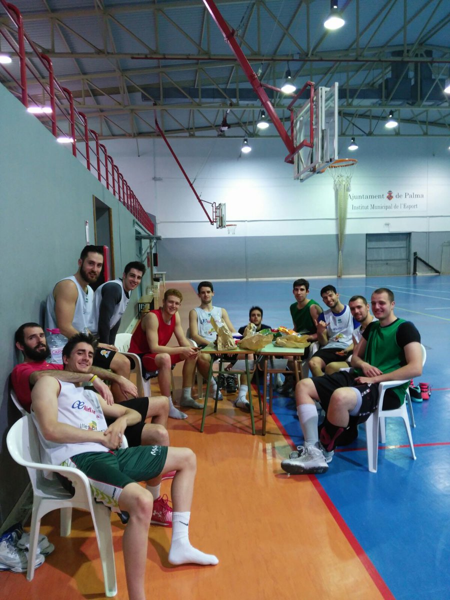 pautt75's tweet photo. Celebrando nuevo MVP de @carlospoyatos7 https://t.co/cd80CCJQVz