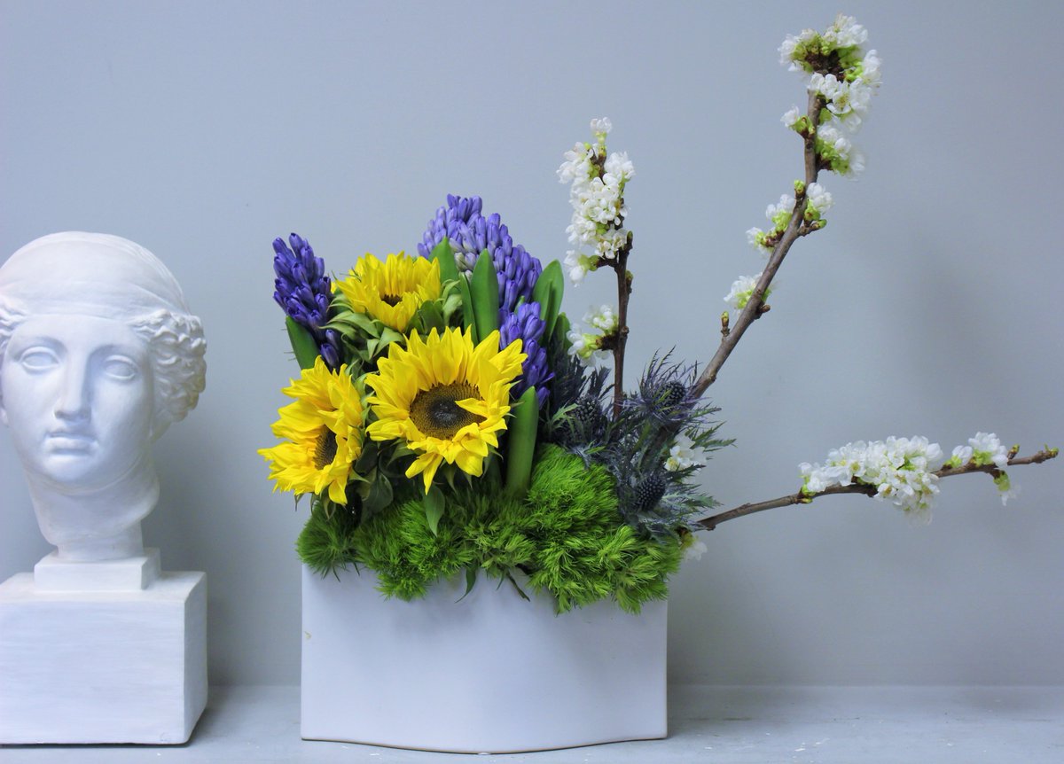 GRAND_ECLAIR's tweet photo. Delivering Freshly Designed Spring Arrangements for  Cafe La Boheme #WestHollywood #floraldesign #grandeclair https://t.co/6deyXM3PJg