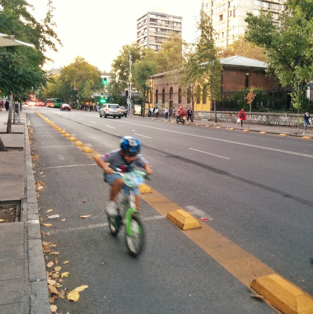 Map8ong's tweet photo. Una ciclovía bien hecha es aquella donde un niño puede circular solo. #Portugal https://t.co/TO9Z1UYvIa