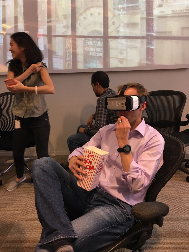 techledes's tweet photo. CBSi's @ericjsf checks out #CNETVRDay The popcorn is a perk at our HQ that def comes in handy on days like this! https://t.co/uSLi6NV02U