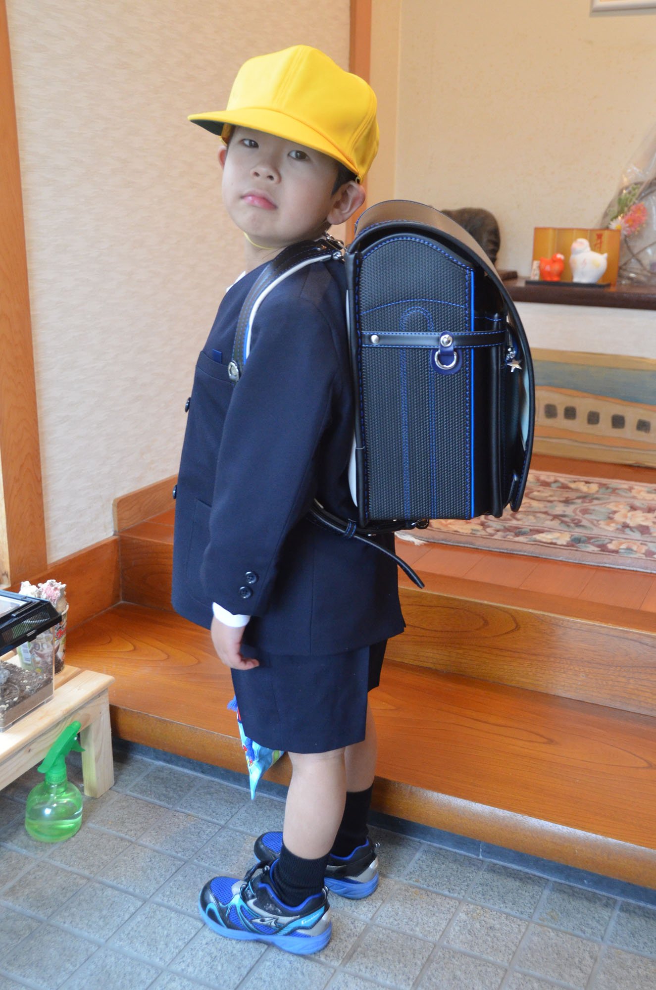 Maxxam 在 Twitter 上 今日は息子の入学式です ランドセルが大きい 笑 でも制服 ランドセル姿になると少しはお兄ちゃんらしく見えるかな あの息子が小学生に 早いものです T Co 77rcolnj1p Twitter