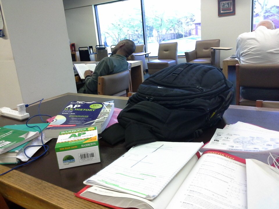 ayeeyoferny's tweet image. Its not lit. 😧 #someonesaveme