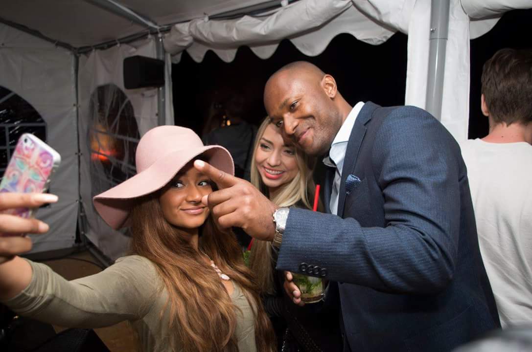 actmondo's tweet image. Wenn Universal die Drinks spendiert sind alle gut drauf #universalmusicgroup #party #davidmanuel #gabbyrinne
