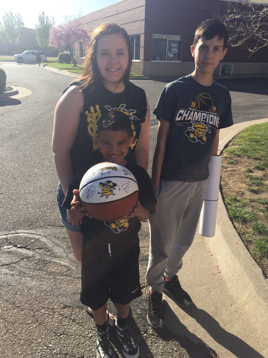 00JRock's tweet photo. Waiting at @TadsLockerRoom for Shocker autographs!! #whatchus 🏀 https://t.co/pnpOBZtkoU