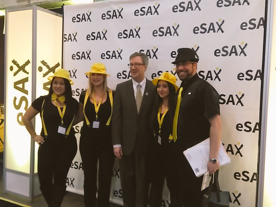 Laurain613's tweet photo. Here's our amazing mayor @JimWatsonOttawa supporting #eSAX w/the lovely ladies from @baristasottawa @lansdowneprk! https://t.co/EYFyb9kX8U