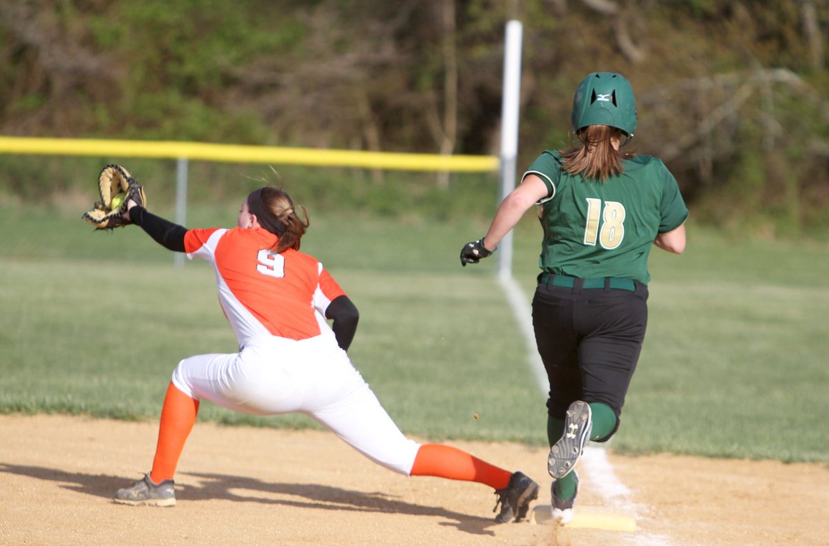 smaksin22's tweet photo. PHOTOS: https://t.co/S1OYgWL2y7 Cumberland vs. Schalick softball @SHSCougarPack @SHSoftball2015 @CRHSD @CumbSports https://t.co/PQePNKNWvU