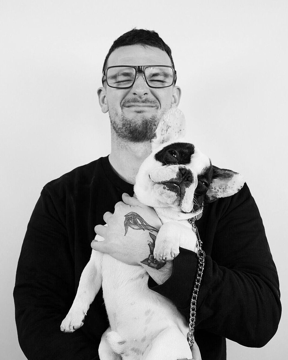 LennyDeFrenchie's tweet photo. Me and my pa in the studio. #dogsoftwitter #dogsofinstagram #NationalWalkingDay #frenchies #bulldognation #bulldog https://t.co/0SHn1dNgw4