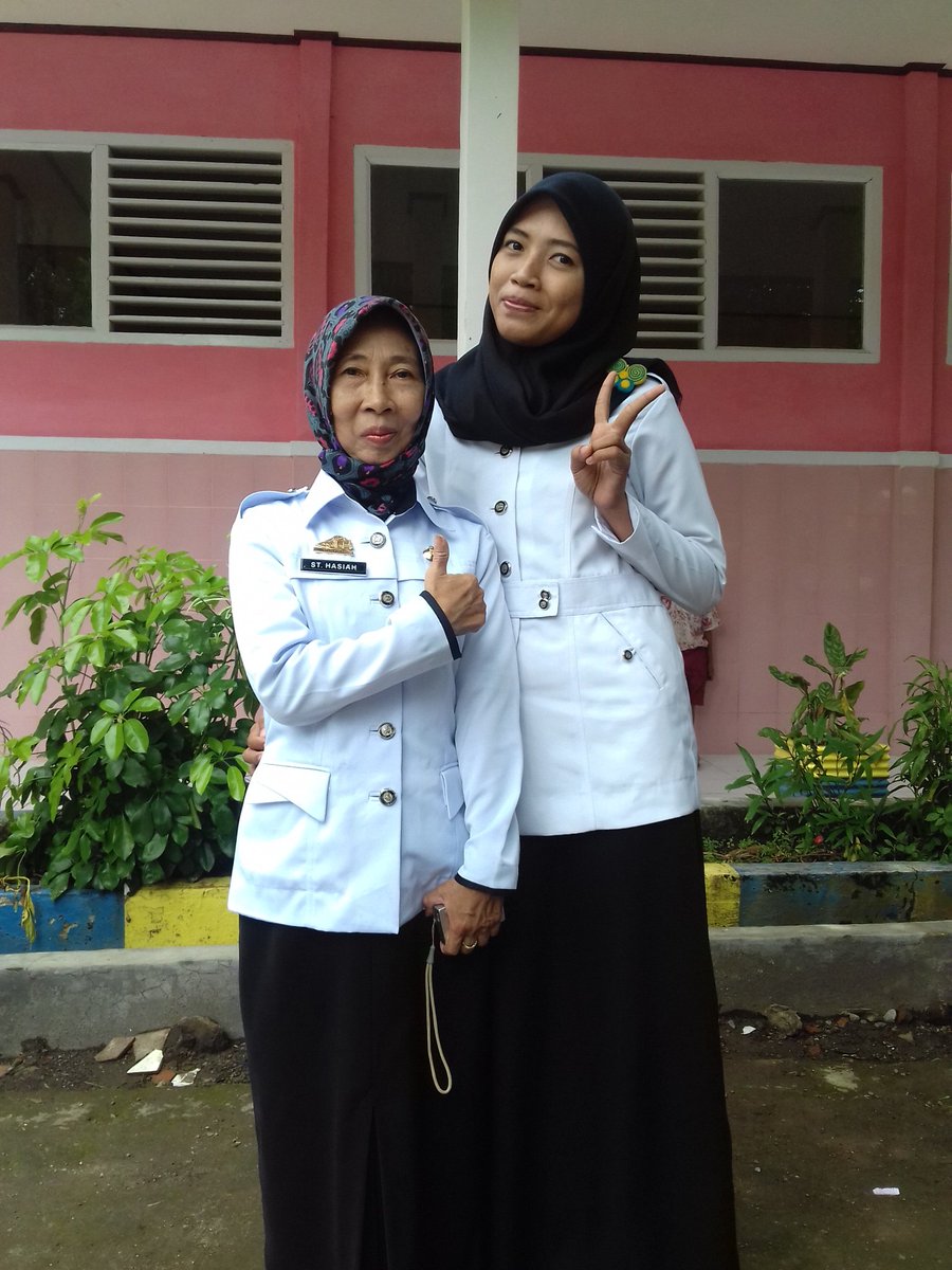 InayahAdna's tweet photo. With kepsek 😉😊 https://t.co/nj5TiPr4fL