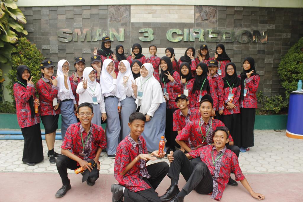 bestarplaanet's tweet image. Kebersamaan tdk harus mewah. Dgn pakai batik &amp;amp; berkumpul brg tmn smua pas #batikmegamendung #IMS_PakaiBatik @IMS_NET